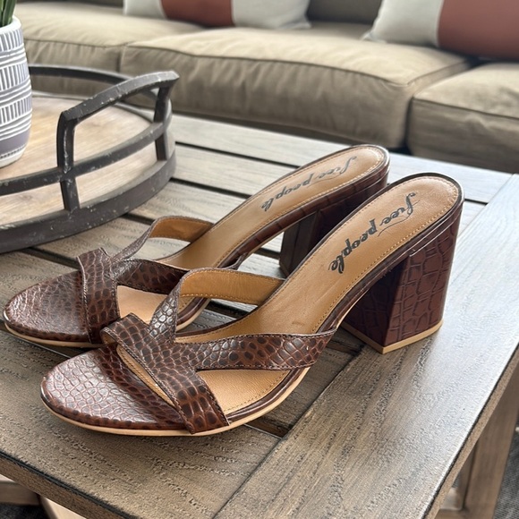 Free People Charlie Sandal Heel V Strap Chunky Open Toe Snake Texture Leather - Picture 1 of 7